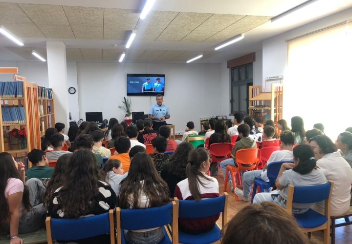 Palestras sobre delinquência juvenil e bullying na Escola Básica e Secundária de Idães